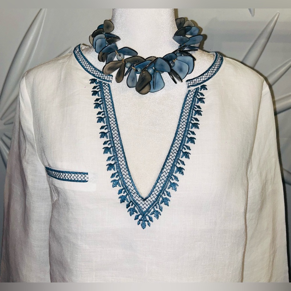 NWT Monoreno SZS white/blue embroidered V-neck pullover top w/faux breast pocket - Picture 9 of 10